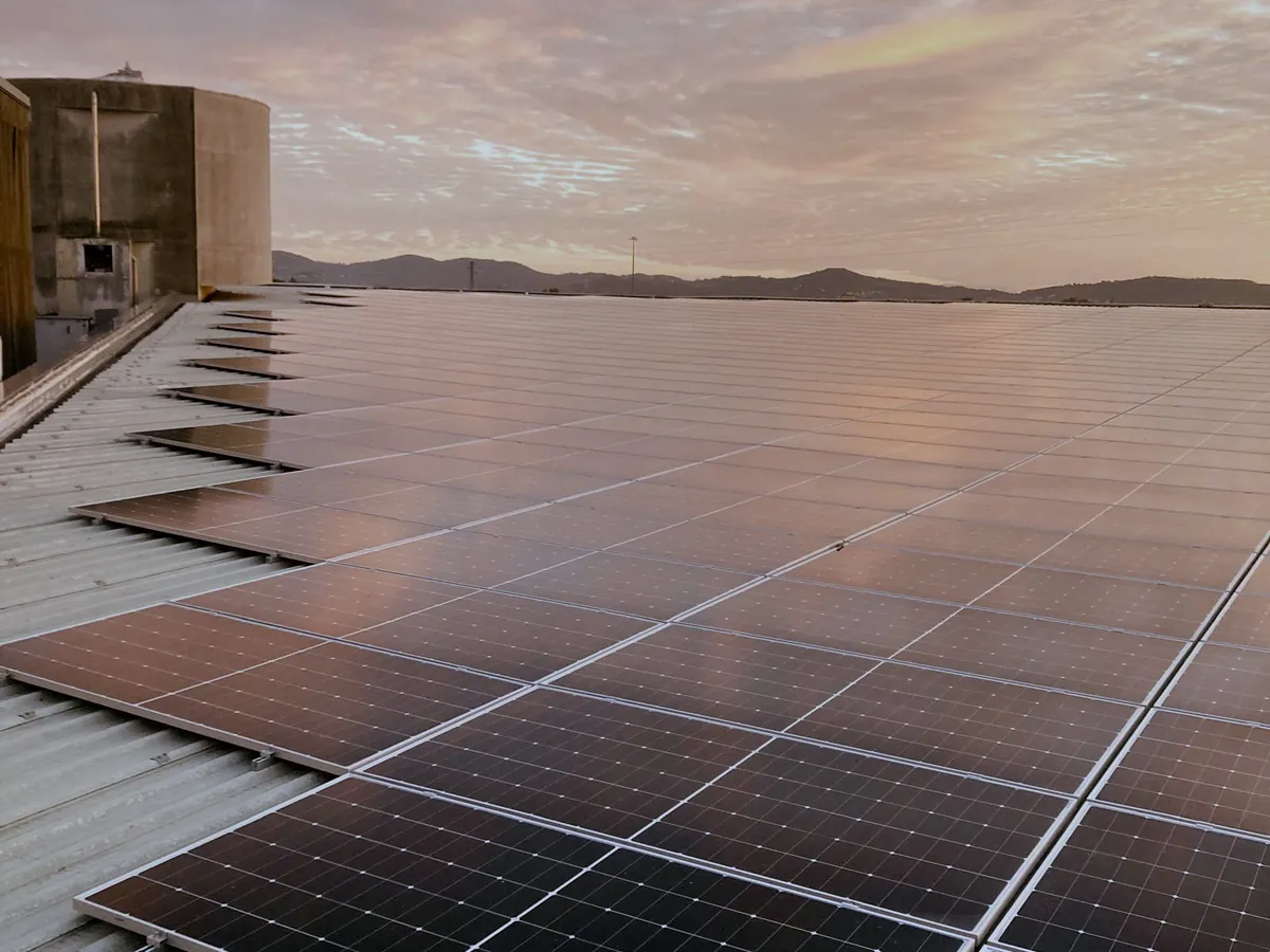 I pannelli fotovoltaici sul tetto dell'edificio di Via di Gramignano, al tramonto