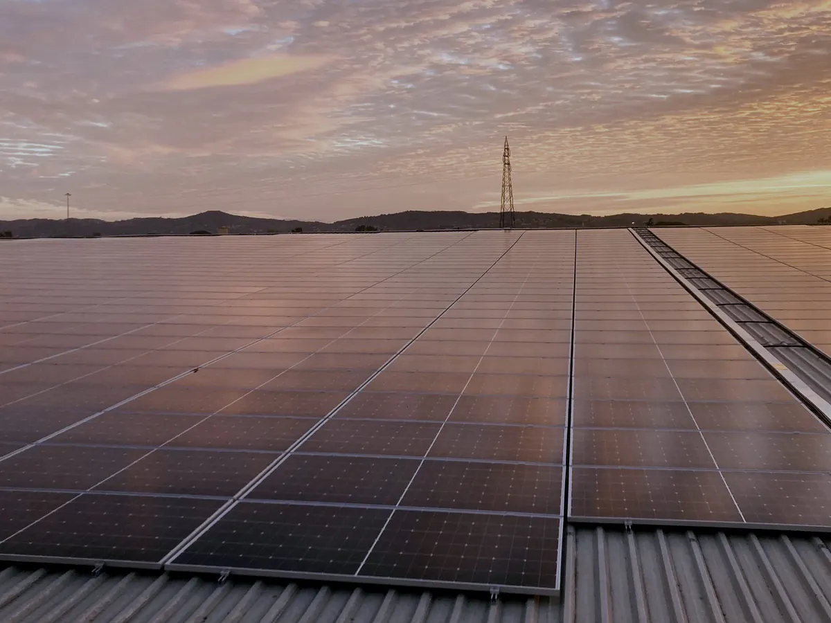 Le file di pannelli dell'impianto fotovoltaico, con le colline sullo sfondo