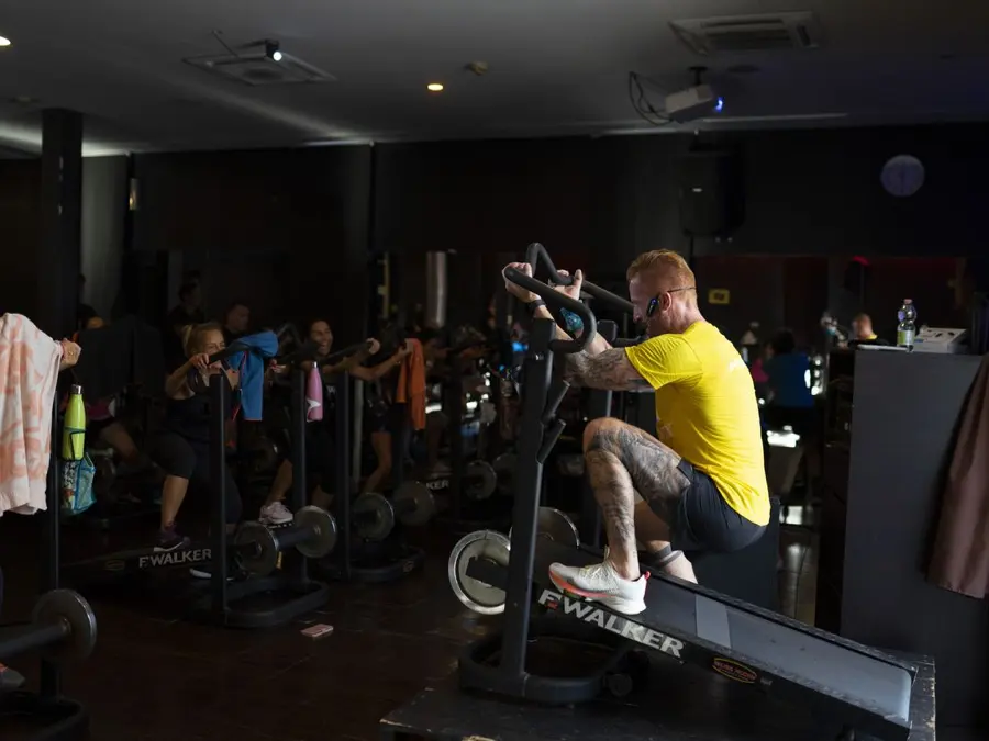Lezione di gruppo in sala Cardiofitness, con l’istruttore in testa