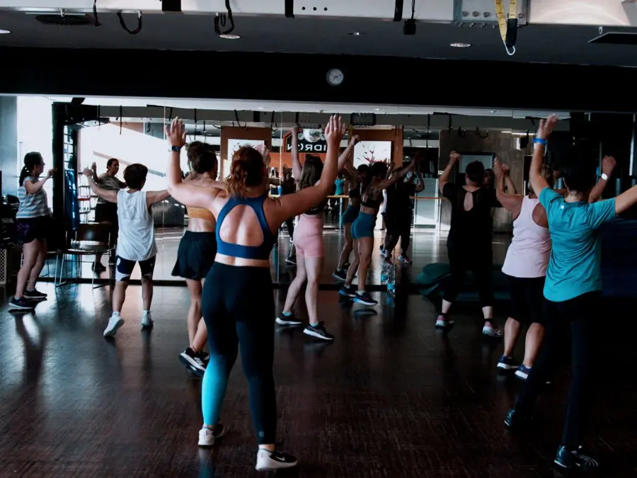Lezione di danza di gruppo in sala