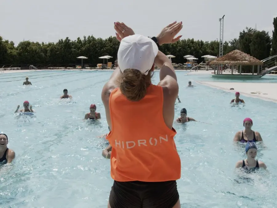 Istruttrice Hidron a bordo vasca durante una lezione di AcquaGym all’aperto