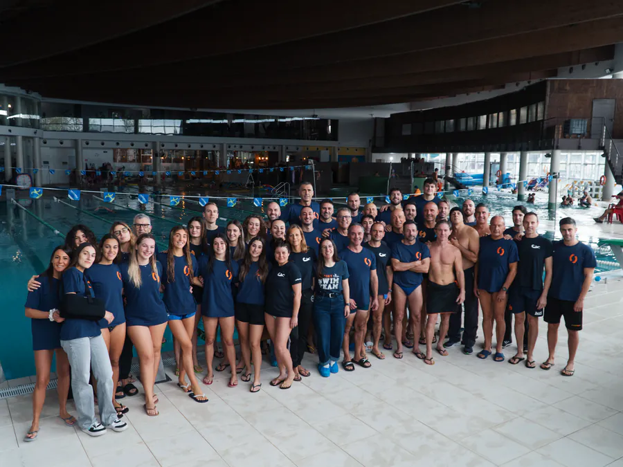 Foto di gruppo della squadra Master a bordo vasca, nel 2025