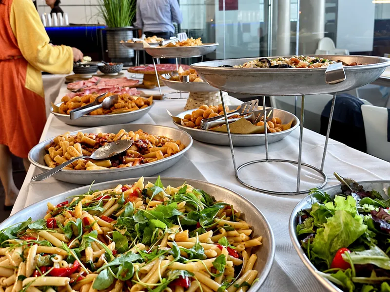 Il pranzo a buffet della domenica, con i piatti in fila