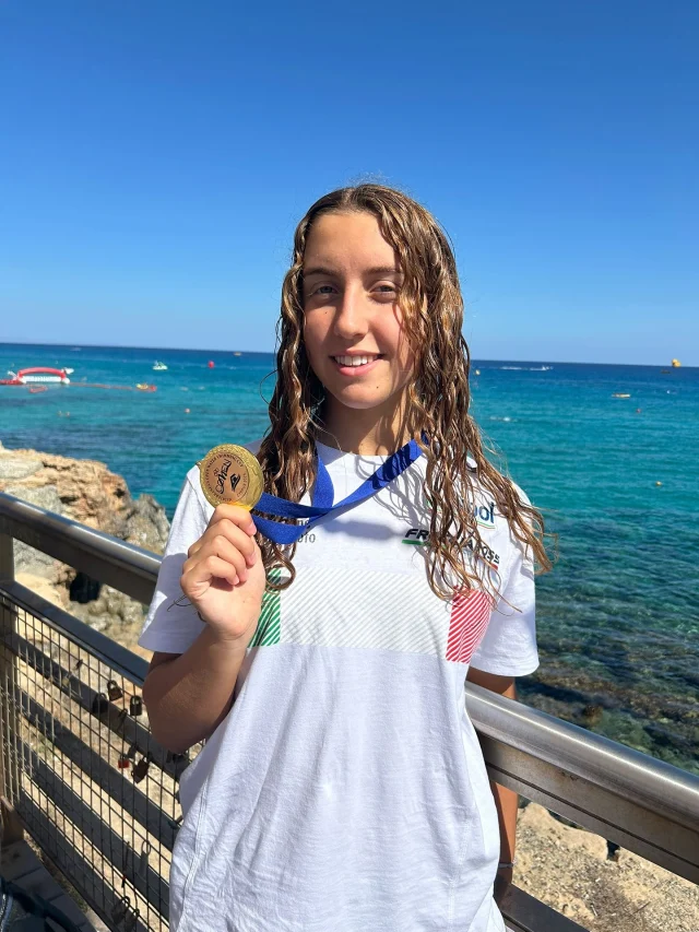 🇮🇹𝗜𝗻𝗶𝘇𝗶𝗮 𝗰𝗼𝗻 𝗶𝗹 𝗯𝗼𝘁𝘁𝗼 𝗹𝗮 𝘀𝘁𝗮𝗴𝗶𝗼𝗻𝗲 𝟮𝟬𝟮𝟱/𝟮𝟬𝟮𝟲!!

La nostra 𝗦𝗼𝗳𝗶𝗮 𝗕𝗶𝗮𝗴𝗶 è stata convocata con la 𝗻𝗮𝘇𝗶𝗼𝗻𝗮𝗹𝗲 𝗴𝗶𝗼𝘃𝗮𝗻𝗶𝗹𝗲 𝗱𝗶 𝗳𝗼𝗻𝗱𝗼 per partecipare alla prestigiosa Coppa Comen, tenutasi a Cipro dal 3 al 5 ottobre 🌊

E non è tornata a mani vuote… anzi!!
🥈 𝗦𝗧𝗨𝗣𝗘𝗡𝗗𝗢 𝗔𝗥𝗚𝗘𝗡𝗧𝗢 𝗻𝗲𝗹𝗹𝗮 𝟱𝗸𝗺 individuale
🥇 𝗢𝗥𝗢 𝗜𝗡 𝗦𝗧𝗔𝗙𝗙𝗘𝗧𝗧𝗔 con i compagni di nazionale!

Una partenza da vera campionessa!
𝗕𝗿𝗮𝘃𝗮 𝗦𝗼𝗳𝗶𝗮! 💙👏