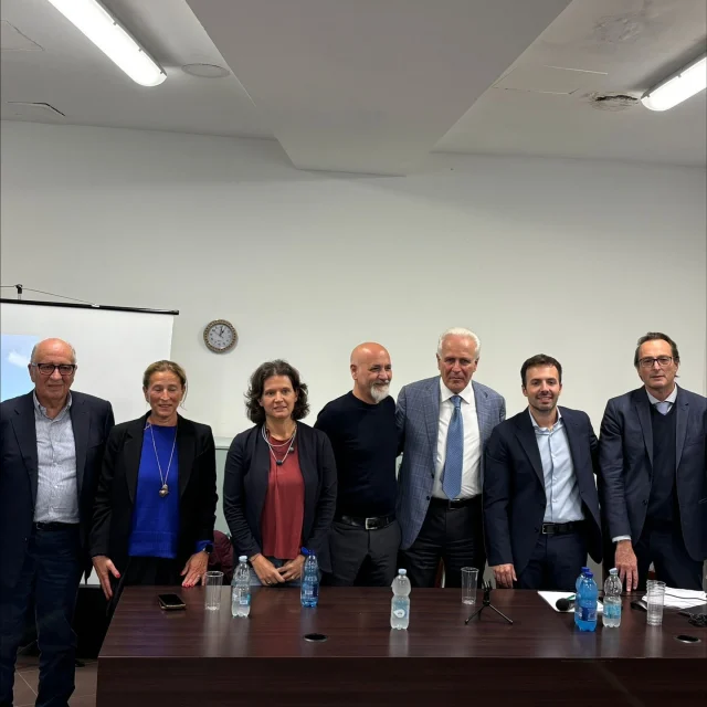 Siamo orgogliosi di aver ospitato nella giornata di ieri, all’interno della sala convegni di Hidron, la conferenza stampa ufficiale per la presentazione del nuovo progetto della Casa di Comunità di Capalle: un presidio sanitario moderno, integrato e accessibile, che rappresenterà un punto di riferimento per tutta la cittadinanza.

Un ringraziamento speciale al Sindaco Andrea Tagliaferri, al Presidente della Regione Toscana Eugenio Giani, ai rappresentanti di Farmapiana, della Società della Salute Zona Fiorentina Nord-Ovest e dell’Azienda USL Toscana Centro, per aver scelto la nostra struttura come spazio di condivisione e informazione.

📍La nuova Casa di Comunità sorgerà a Capalle e ospiterà servizi fondamentali per il benessere e la salute del territorio: ambulatori, consultori, fisioterapia, diagnostica di base e molto altro, con un’attenzione particolare all’integrazione sociale, alla prossimità e all’innovazione.

Per Hidron, che ogni giorno si impegna a valorizzare il legame tra attività fisica, salute e prevenzione, è stato un grande onore ospitare questo momento. Continueremo a lavorare per il contributo a una comunità più sana, attiva e connessa.