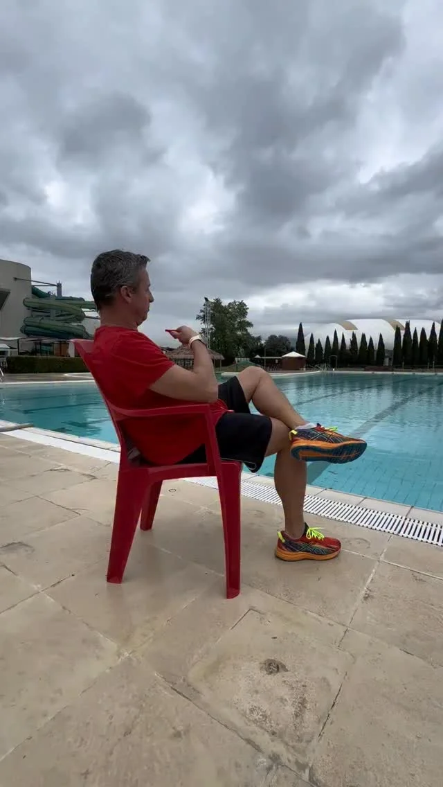 “Siamo l’unica specie che ha imparato a stare ferma, ignorando di essere nata per correre”.

Spesso rimandiamo il movimento a “quando avremo più energia”, senza renderci conto che è proprio l’immobilità a svuotarci. 

Muoversi non è un obbligo estetico o una punizione per ciò che abbiamo mangiato: è la forma più alta di prevenzione che abbiamo a disposizione.

Non serve diventare atleti olimpici dall’oggi al domani. Non serve nemmeno annoiarsi. Serve solo smettere di dare al nostro corpo l’unico comando che non sa gestire: l’attesa.

Dall’acqua alla sala pesi, ogni modo è quello giusto se serve a rimettere in circolo la tua vita. Perché la motivazione non arriva stando seduti, arriva mentre sei già in cammino.

Smetti di aspettare il momento perfetto.
Il tuo corpo è fatto per muoversi: usalo!

#MuovitiAMuoverti #Hidron #Prevenzione #Salute #Movimento