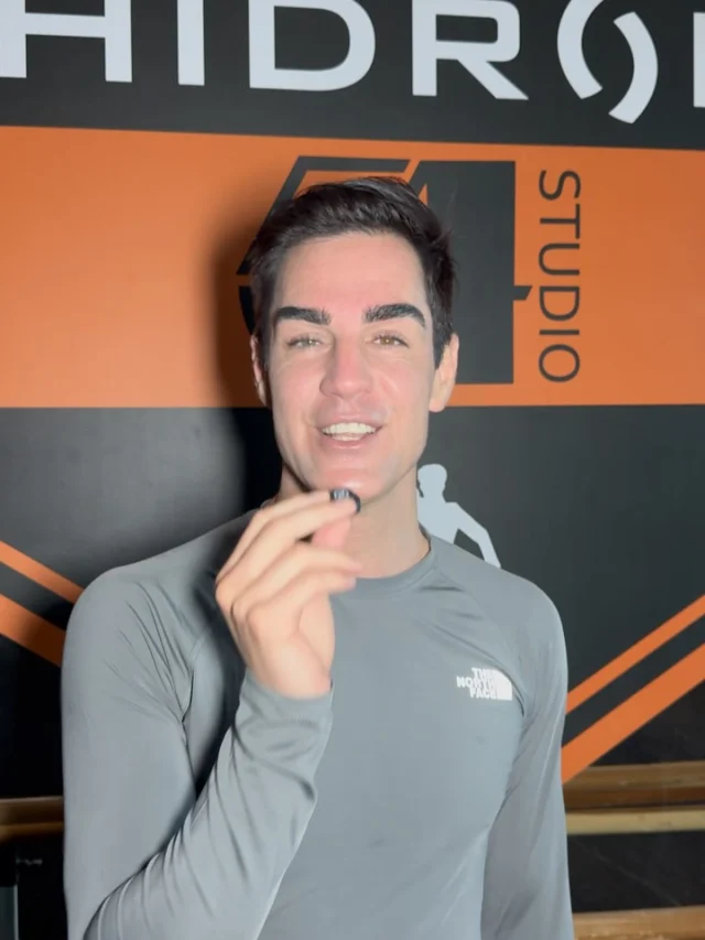 E se ti dicessimo che il segreto per sentirsi “più leggeri” non è solo il cardio? 🧘‍♂️

Spesso lo consideriamo solo un contorno, ma lo stretching è il vero pilastro del benessere fisico. Non serve solo ad allungarsi: serve a restituire al corpo lo spazio e l’ossigeno che lo stress e le troppe ore seduti ci tolgono.

Perché dovresti inserirlo nella tua routine?

1️⃣ Libera le articolazioni: Riduce la rigidità muscolare e previene quei fastidiosi dolori a schiena e cervicale.

2️⃣ Migliora la postura: Ti aiuta a ritrovare il tuo asse naturale, facendoti sentire subito più alto e aperto.

3️⃣ Riduce lo stress: È un momento di decompressione mentale. Respiri, allunghi, rilasci.

A chi è consigliato? Praticamente a tutti. Dallo sportivo che deve recuperare velocemente, a chi passa molte ore alla scrivania e sente il corpo “accartocciato”.

Il tocco di Hidron: Sappiamo che ognuno ha il suo ritmo. Per questo abbiamo strutturato le nostre classi per livelli: dalle basi per chi si sente un “pezzo di legno”, a sessioni più avanzate per chi cerca flessibilità profonda.

✨ Il nostro preferito?
Il corso della mattina è senza dubbio il più amato. Iniziare la giornata sbloccando il corpo prima di tuffarsi negli impegni quotidiani cambia letteralmente il mood di tutto il resto del giorno.

Quando puoi trovarci?
Praticamente sempre. Lo facciamo più volte a settimana, in diversi orari, per incastrarsi perfettamente con i tuoi impegni.