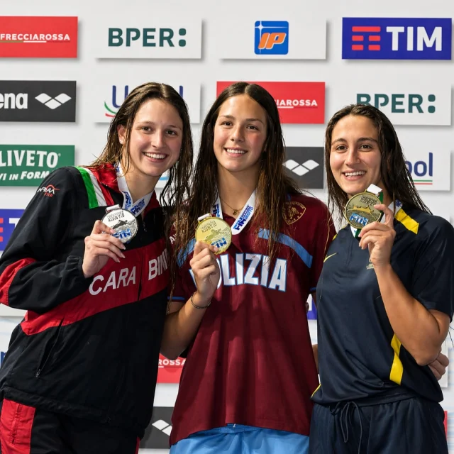 Campionati Italiani Assoluti 2026 – Riccione

Dal 14 al 18 aprile si è tenuta la manifestazione più importante della stagione, dove si assegnano i titoli italiani e si formano le nazionali.
Un appuntamento riservato ai migliori atleti d’Italia.

E H.Sport ha risposto presente.

Subito protagoniste nei 400 misti:
🔥 Marta Taddei chiude 4ª assoluta e conquista il pass per gli Europei Juniores
Ottima anche Viola Chiaverini, finalista con nuovo personale

Negli 800 stile libero:
💪 5ª Azzurra Sbaragli
💪 6ª Emma Randellini
💪 7ª Lucrezia Domina, che centra anche il pass per gli Europei Juniores

Secondo giorno da ricordare:
🔥 Marta Taddei 5ª assoluta nei 200 rana e qualificata agli Europei
🥈 Anna Chiara Mascolo argento nei 200 sl e pass per gli Europei Assoluti

Terza giornata ancora ad altissimo livello:
🥈 Marta Taddei nei 200 misti (record H.Sport)
4ª e 5ª assolute Sbaragli e Randellini nei 1500 sl

Finale in crescendo:
🥇 Sofia Biagi vince i 400 sl giovani
🥈 Lucrezia Domina e nuovo pass per gli Europei Juniores

⸻

📊 Bilancio finale
🥈 1 argento individuale
🇮🇹 1 pass Europei Assoluti
🇮🇹 7 tempi limite Europei Juniores
🏆 5ª società femminile in Italia

⸻

Un risultato straordinario per una realtà di provincia che continua a crescere e a competere ai massimi livelli nazionali.