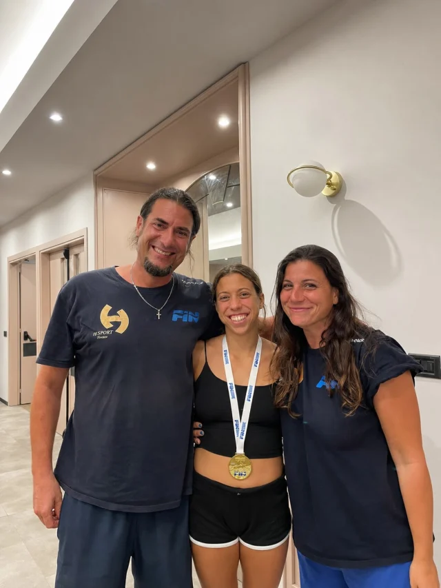 🇮🇹 SETTE MEDAGLIE IN DUE GIORNI: H.SPORT È GIÀ DA RECORD! 💥

Un inizio spettacolare ai Campionati Italiani di Categoria di Roma: tantissime finali, record personali e un medagliere che parla da solo. 3 ori, 2 argenti e 2 bronzi per i nostri ragazzi! 🔥

🥇 Sofia Biagi, di ritorno dai successi agli Europei Juniores, si conferma Campionessa Italiana Junior nei 400 stile libero in 4’16”. Per lei anche un grande quarto posto nei 200 stile libero in 2’04”.

🥇🥈 Tra le Cadette, il gradino più alto del podio è ancora H.Sport: Lucrezia Domina conquista l’oro nei 400 stile libero in 4’14” e l’argento nei 200 in 2’00”2.

🥉 Filippo Monepi torna protagonista nei 400 stile libero: con un finale straordinario supera Gabriele Detti e conquista il bronzo in 3’53”. Per lui anche il quinto posto nei 200 stile libero con un ottimo 1’50”1.

🥇🥉 Marta Taddei è semplicemente da show! Alla sua prima finale nei 100 rana conquista il bronzo con il personale e il nuovo record H.Sport di 1’09”1. Nei 200 rana arriva l’ORO in 2’26”7: un’altra prestazione da record H.Sport!

Grande soddisfazione anche per:
🏊‍♀️ Margherita Balli, alla sua prima finale nei 400 stile libero;
🏊‍♀️ Emma Randellini, sesta nei 400 con il personale di 4’14”;
🏊‍♀️ Gaia Buffini, alla prima finale A nei 200 stile libero, chiusa al sesto posto con il personale di 2’03”2;

🦋 Ginevra Scali, capace di risalire oltre trenta posizioni nei 100 farfalla e conquistare la sua prima finale A, migliorandosi prima in 1’02”60 e poi in 1’02”43!

E che spettacolo le staffette! 💙
La 4×100 stile libero migliora di cinque secondi il tempo dei Regionali e chiude al settimo posto. La 4×100 mista di Meacci, Taddei, Scali e Buffini conquista uno splendido ARGENTO in 4’15”, firmando anche il nuovo record H.Sport! 🥈

Buone prove anche per Puliti nei 100 farfalla, Battagli nei 200 stile libero e Meacci nei 200 dorso, tutti protagonisti di importanti rimonte in classifica.

Cuore e spirito di squadra: e siamo soltanto all’inizio! 💙🔥